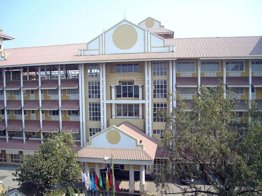 Landmark Hotels Guwahati Buitenkant foto